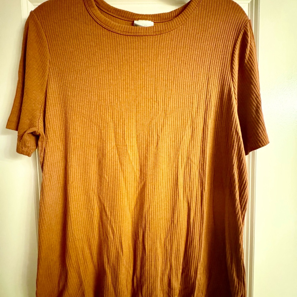 Ava & Viv Ribbed Short Sleeve Top in Amber